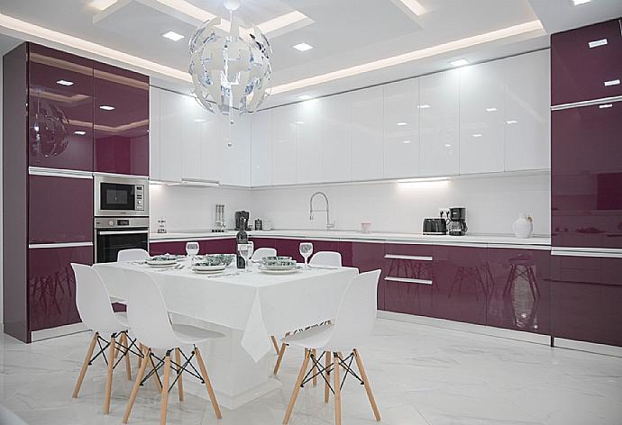 Equipped kitchen with dining table . - Villa Diamonds . (Fotogalerie) }}