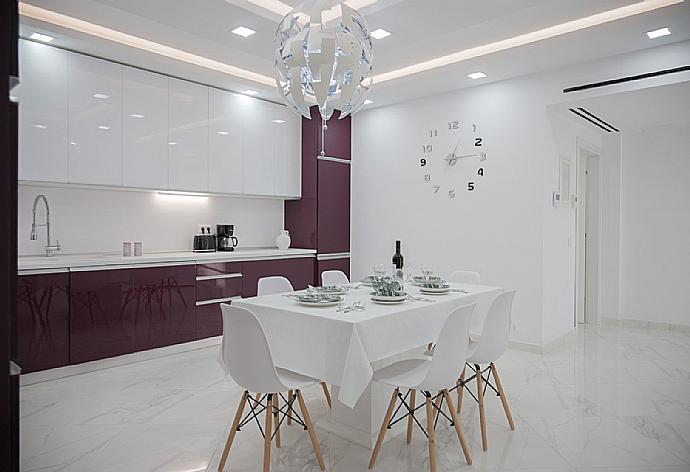 Equipped kitchen with dining table . - Villa Diamonds . (Fotogalerie) }}