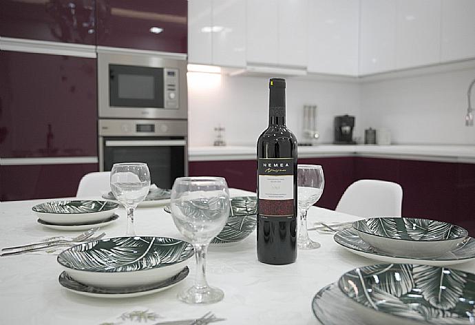 Equipped kitchen with dining table . - Villa Diamonds . (Fotogalerie) }}