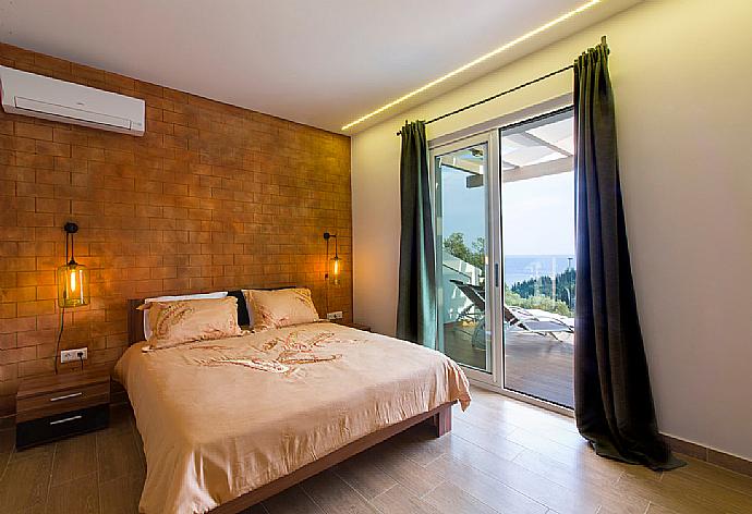 Doble en suite bedroom with sea view and jacuzzi  . - Villa Rana . (Galería de imágenes) }}