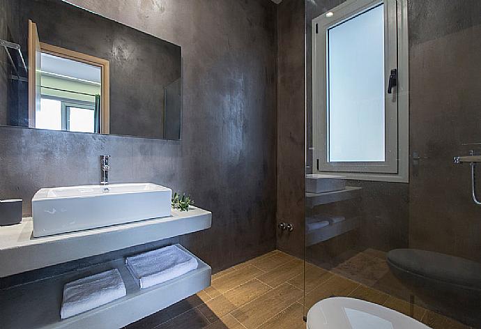 En suite bathroom . - Villa Rana . (Fotogalerie) }}