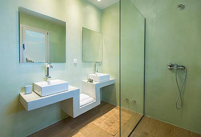 En suite bathroom . - Villa Rana . (Fotogalerie) }}