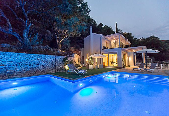 Infinity pool at night . - Villa Rana . (Galerie de photos) }}