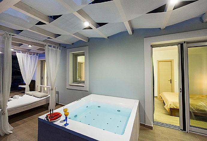 Private balcony jacuzzi . - Villa Rana . (Photo Gallery) }}