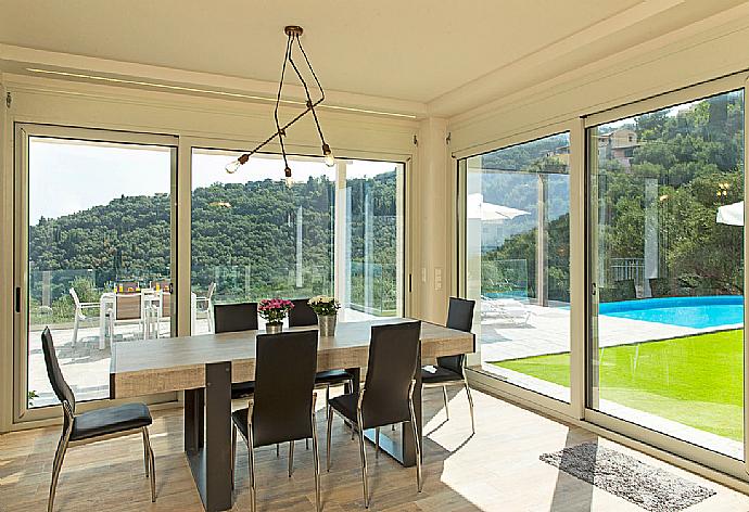 Dining table with sea view . - Villa Rana . (Galerie de photos) }}