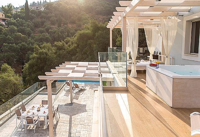 Private balcony jacuzzi . - Villa Rana . (Galleria fotografica) }}