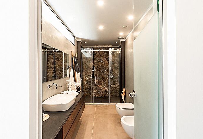 En suite bathroom  . - Villa Arivallos . (Photo Gallery) }}