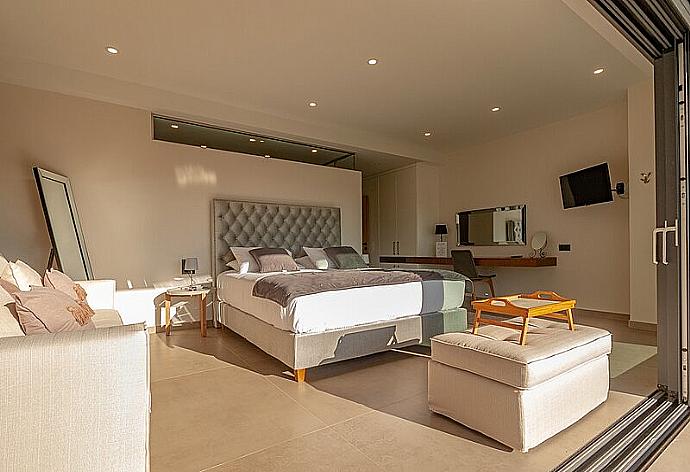 Double ensuite bedroom with pool view, A/C and TV . - Villa Arivallos . (Photo Gallery) }}