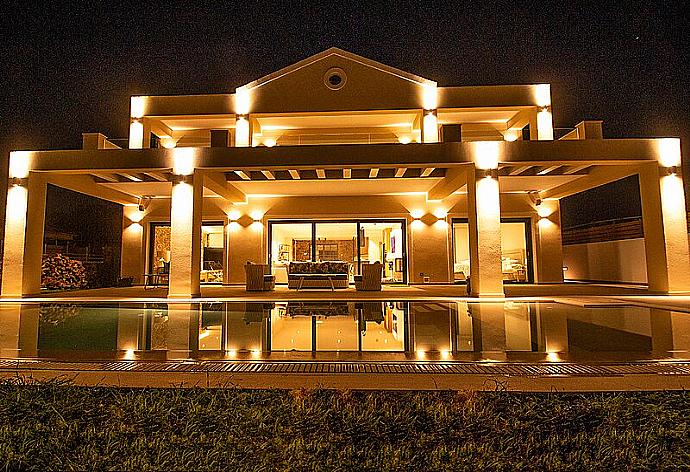 Night view of beautiful private villa with private heated pool, spa and wine cellar . - Villa Arivallos . (Fotogalerie) }}