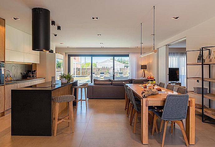 Open plan living room, dining table and equipped kitchen . - Villa Arivallos . (Galleria fotografica) }}