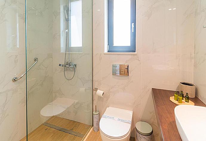 En suite bathroom  . - Villa Arivallos . (Galleria fotografica) }}