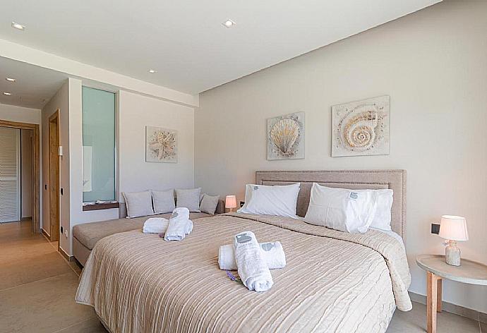 Double en suite bedroom . - Villa Arivallos . (Photo Gallery) }}