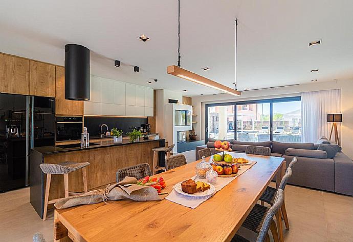 Open plan living room, dining table and equipped kitchen . - Villa Arivallos . (Galleria fotografica) }}