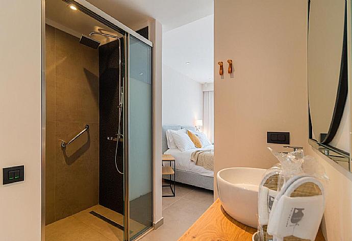 En suite bathroom . - Villa Arivallos . (Photo Gallery) }}