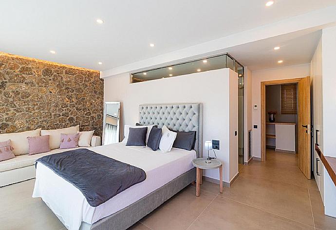 Double ensuite bedroom with pool view, A/C and TV . - Villa Arivallos . (Fotogalerie) }}