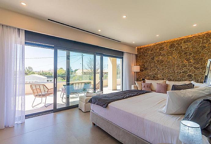 Double ensuite bedroom with pool view, A/C and TV . - Villa Arivallos . (Galería de imágenes) }}