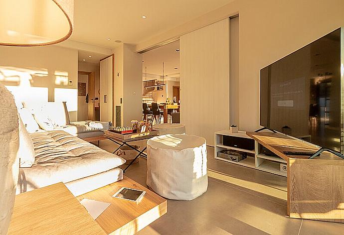 Lounge room with A/C , TV and pool view . - Villa Arivallos . (Galería de imágenes) }}