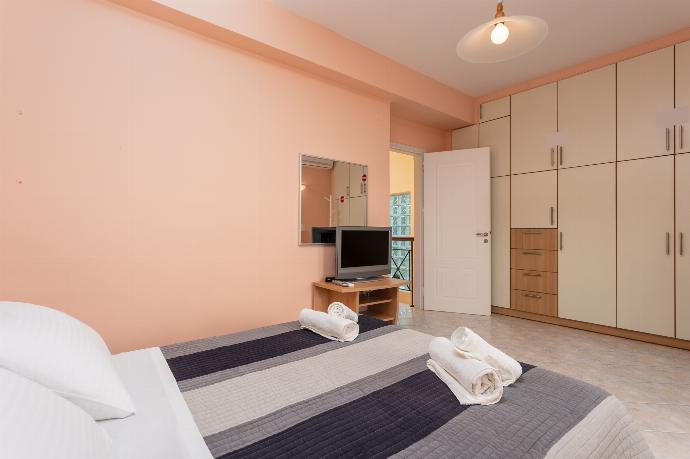 Double bedroom on first floor with A/C, TV, sea views, and balcony access . - Villa Marafen . (Галерея фотографий) }}