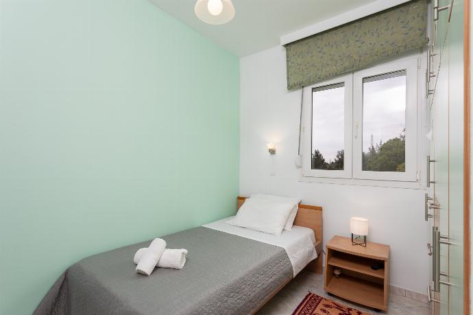 Single bedroom with A/C . - Villa Marafen . (Galería de imágenes) }}