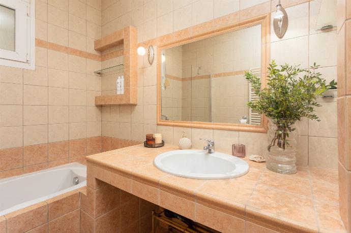 Family bathroom with bath and shower . - Villa Marafen . (Fotogalerie) }}