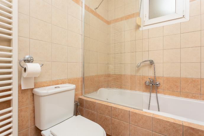 Family bathroom with bath and shower . - Villa Marafen . (Fotogalerie) }}