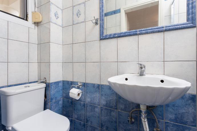 Family bathroom with shower . - Villa Marafen . (Galerie de photos) }}