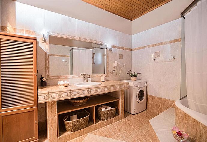 Family bathroom with washing machine . - Villa Michael . (Fotogalerie) }}