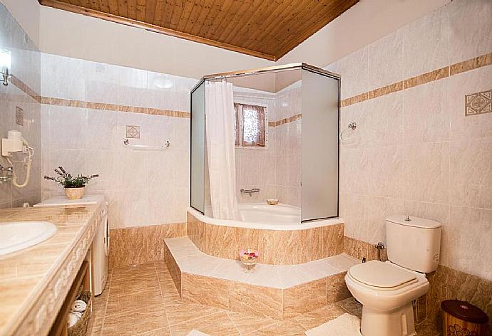 Family bathroom  . - Villa Michael . (Галерея фотографий) }}