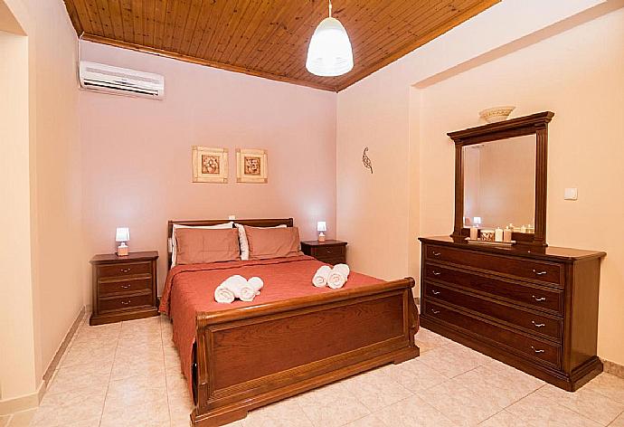 Double bedroom with A/C . - Villa Michael . (Galería de imágenes) }}