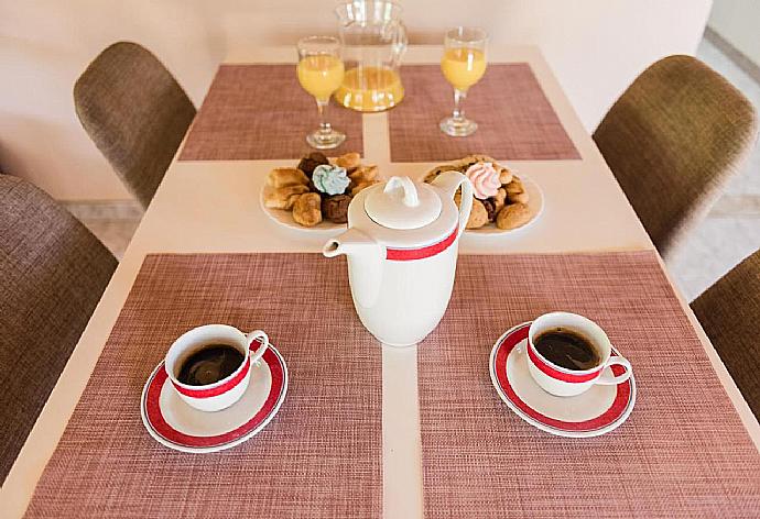 Dining table . - Villa Michael . (Fotogalerie) }}