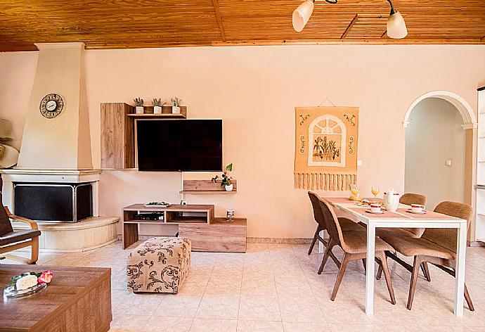 Living room  with A/C, TV and ornamental fireplace and dining table . - Villa Michael . (Galerie de photos) }}