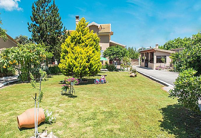 Beautiful private villa with tenant gardens . - Villa Michael . (Galleria fotografica) }}