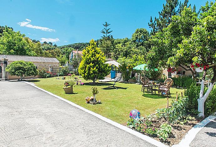 Villa entrance and private tenant gardens . - Villa Michael . (Galería de imágenes) }}