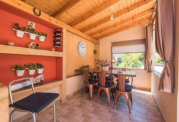 BBQ and outdoor dining table . - Villa Michael . (Galería de imágenes) }}