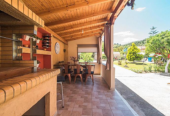 BBQ and outdoor dining table . - Villa Michael . (Photo Gallery) }}