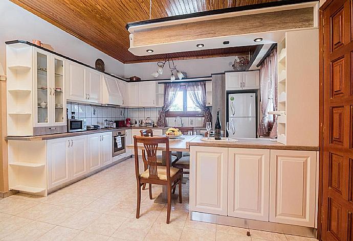 Equipped kitchen . - Villa Michael . (Fotogalerie) }}