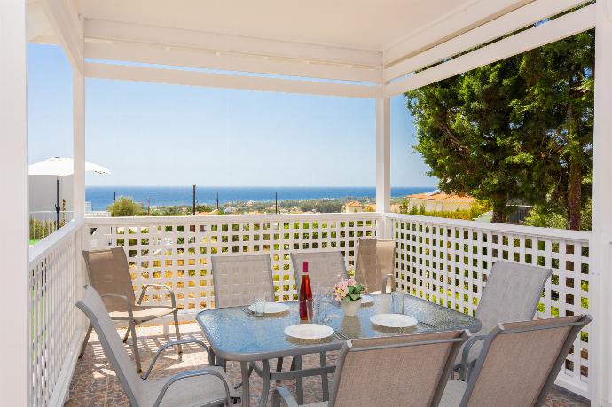 Sheltered terrace area with sea views . - Villa Solon . (Fotogalerie) }}