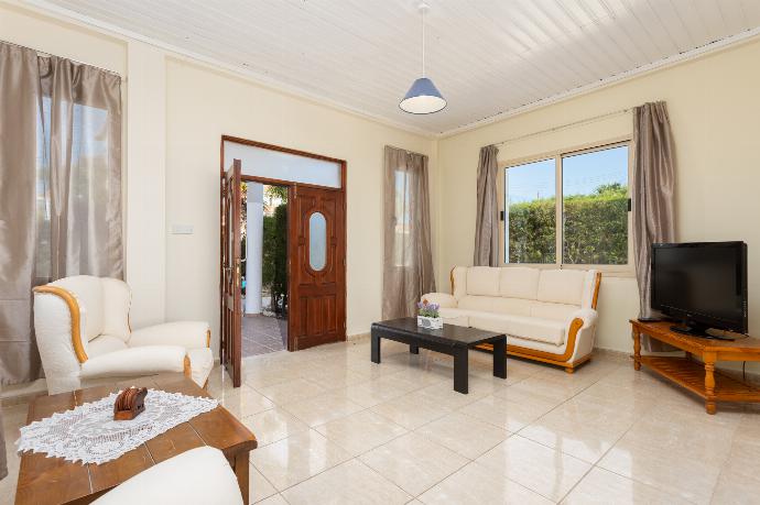 Open-plan living room on ground floor with sofa and seats, dining area, kitchen, WiFi internet, satellite TV, and sea views . - Villa Solon . (Fotogalerie) }}