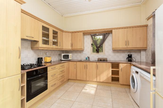 Equipped kitchen on ground floor . - Villa Solon . (Fotogalerie) }}