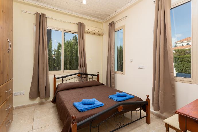 Double bedroom on ground floor with en suite bathroom and A/C . - Villa Solon . (Галерея фотографий) }}