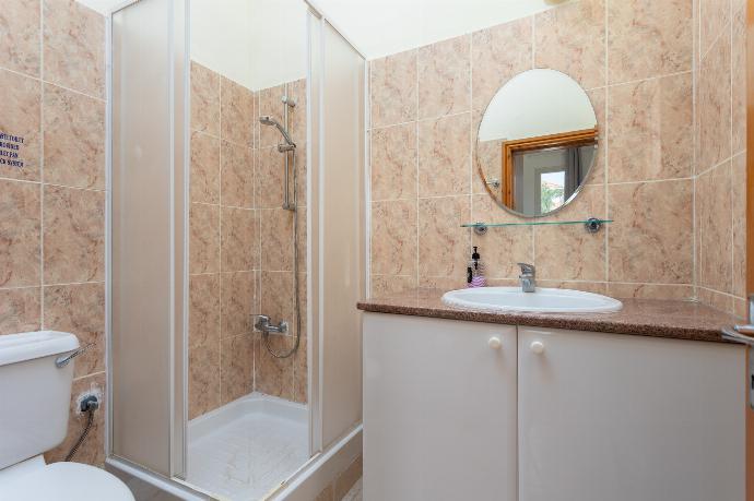 En suite bathroom with shower . - Villa Solon . (Photo Gallery) }}