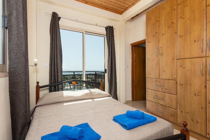 Double bedroom on first floor with en suite bathroom, A/C, sea views, and balcony access . - Villa Solon . (Galerie de photos) }}