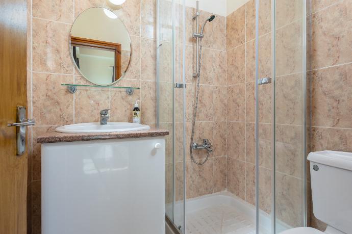 En suite bathroom with shower . - Villa Solon . (Galleria fotografica) }}