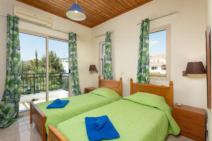 Twin bedroom on first floor with A/C and balcony access . - Villa Solon . (Fotogalerie) }}