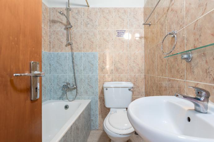 Family bathroom on first floor with bath and shower . - Villa Solon . (Fotogalerie) }}