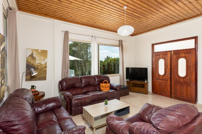 Open-plan living room with sofas, dining area, kitchen, WiFi internet, satellite TV, and sea views . - Villa Aristotle . (Galleria fotografica) }}