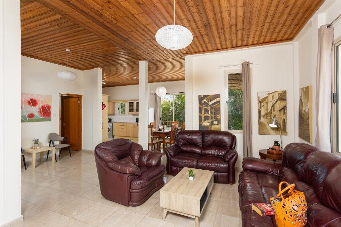 Open-plan living room with sofas, dining area, kitchen, WiFi internet, satellite TV, and sea views . - Villa Aristotle . (Fotogalerie) }}