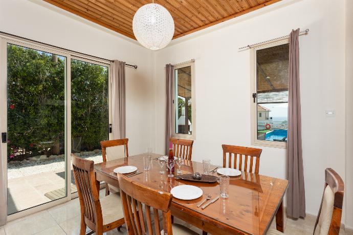 Open-plan living room with sofas, dining area, kitchen, WiFi internet, satellite TV, and sea views . - Villa Aristotle . (Galerie de photos) }}