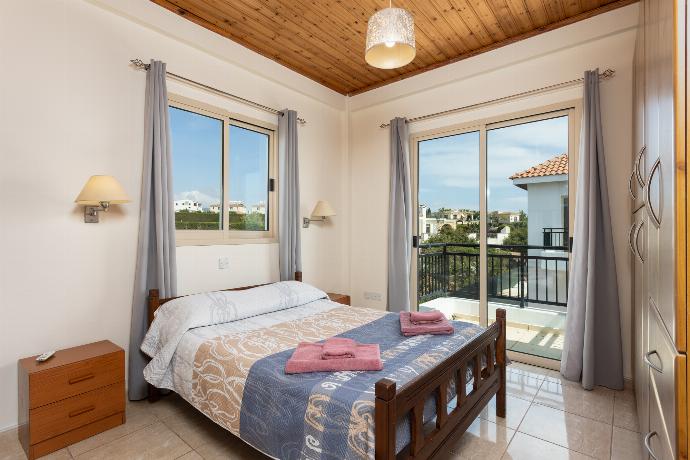 Double bedroom with en suite bathroom, A/C, and balcony access . - Villa Aristotle . (Galerie de photos) }}