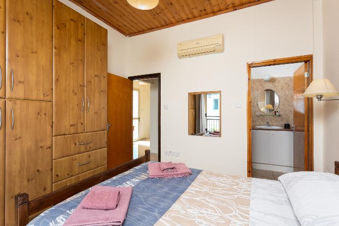 Double bedroom with en suite bathroom, A/C, and balcony access . - Villa Aristotle . (Fotogalerie) }}